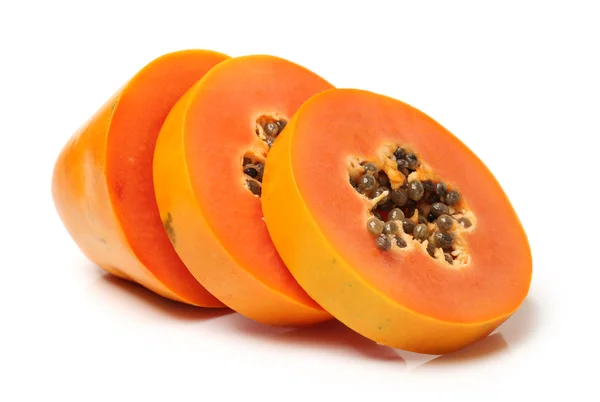 Papaya vruchten geïsoleerd op een witte achtergrond — Stockfoto