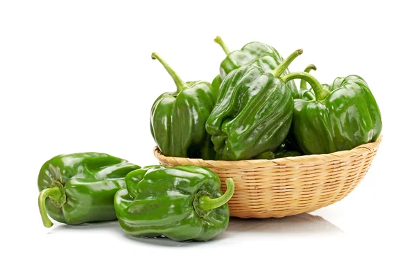 Groene peper op witte achtergrond close-up shoot — Stockfoto