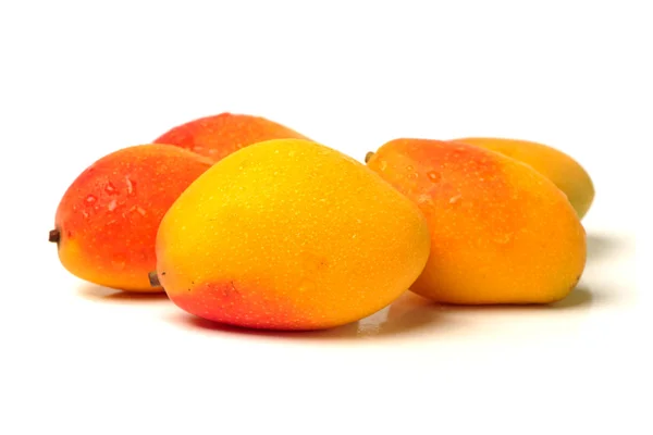 Mango beyaz zemin üzerine — Stok fotoğraf