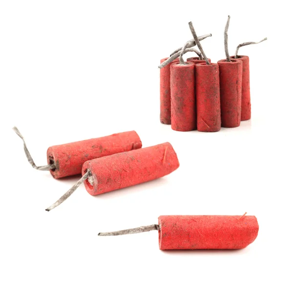 Rote Feuerwerkskörper auf weißem Hintergrund — Stockfoto