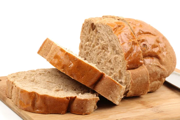 Beyaz zemin üzerine kıyılmış çavdar ekmeği — Stok fotoğraf