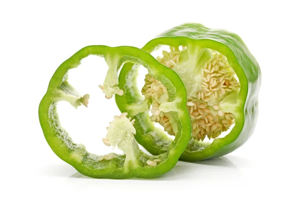 Plátek čerstvé zelené papriky (kapie) na bílém pozadí — Stock fotografie