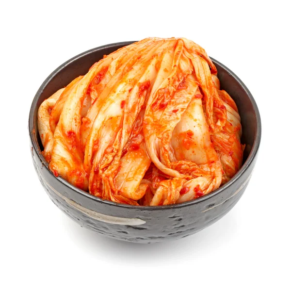 Kimchi (koreansk mat) på nära håll på vit bakgrund — Stockfoto