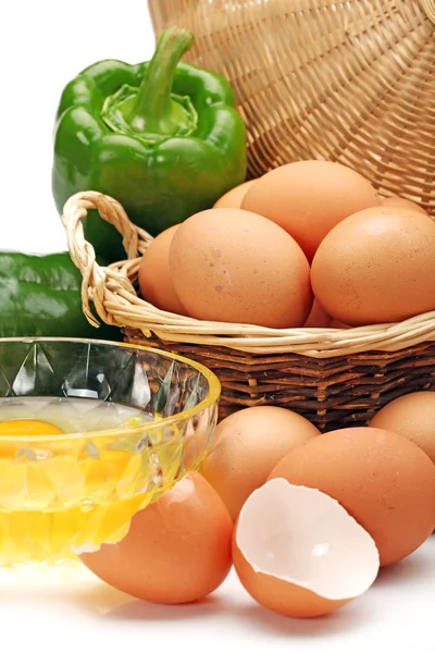 Яйца и свежая зеленая паприка на белом фоне — стоковое фото