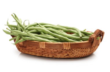 Beyaz arkaplanda yeşil fasulye