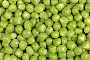 Beyaz zemin üzerinde olgunlaşmış bezelye sebze