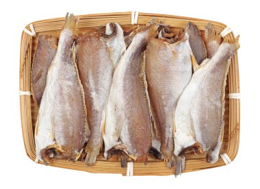 kurutulmuş balıklar beyaz zemin üzerine izole