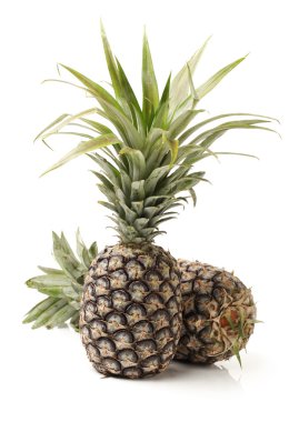 Beyaz arkaplanda ananas