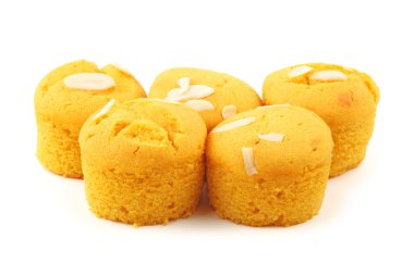 beyaz zemin üzerine sünger kek şekli