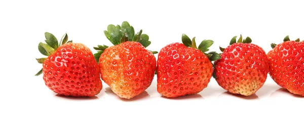 Schöne Erdbeeren auf weißem Hintergrund — Stockfoto