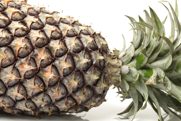 Ananas på vit bakgrund — Stockfoto