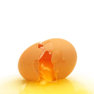 Kırık yumurta beyaz arka planda izole edilmiş.