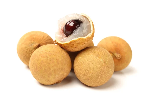 Longan - fruta exótica no fundo branco — Fotografia de Stock