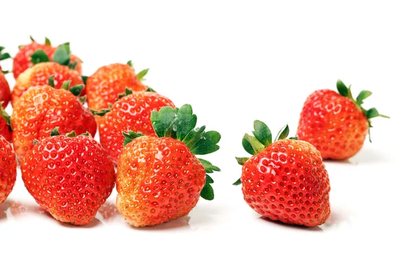 Schöne Erdbeeren auf weißem Hintergrund — Stockfoto