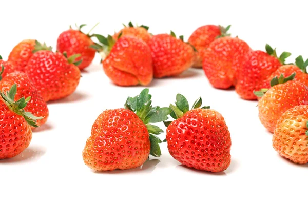 Vackra jordgubbar på vit bakgrund — Stockfoto