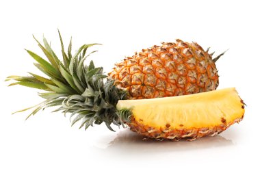 Beyaz arkaplanda ananas