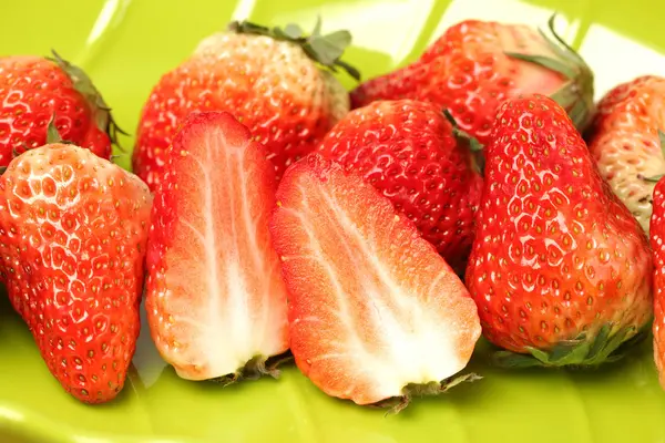 Hermosas fresas sobre fondo blanco — Foto de Stock