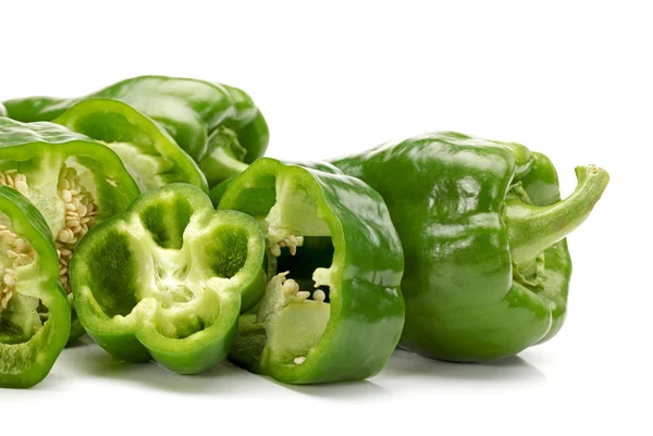 Verse groene paprika (capsicum) op een witte achtergrond — Stockfoto