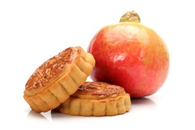 beyaz zemin üzerine nar ve ay pastası