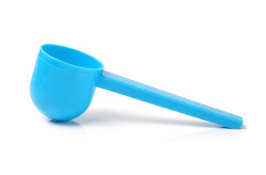mavi plastik kaşık beyaz zemin üzerine ölçme
