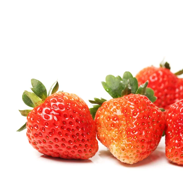 Schöne Erdbeeren auf weißem Hintergrund — Stockfoto