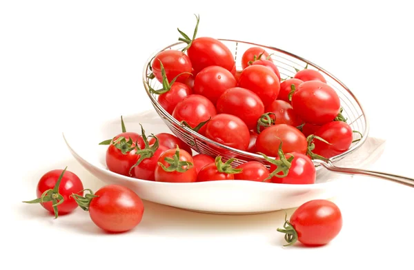 Tomate cereza pequeño sobre fondo blanco de cerca —  Fotos de Stock