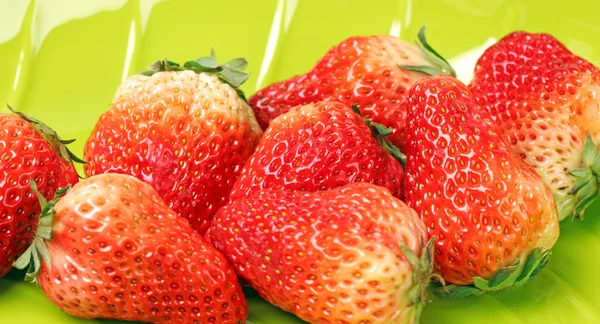 Căpșuni frumoase pe fundal alb — Fotografie, imagine de stoc