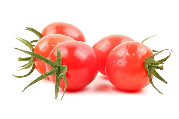 Невеликий вишневий помідор на білому тлі — стокове фото
