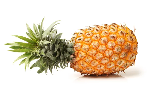 Ananas på vit bakgrund — Stockfoto