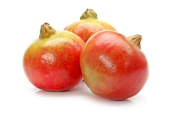 白い背景に単離された熟したザクロ果実 — ストック写真