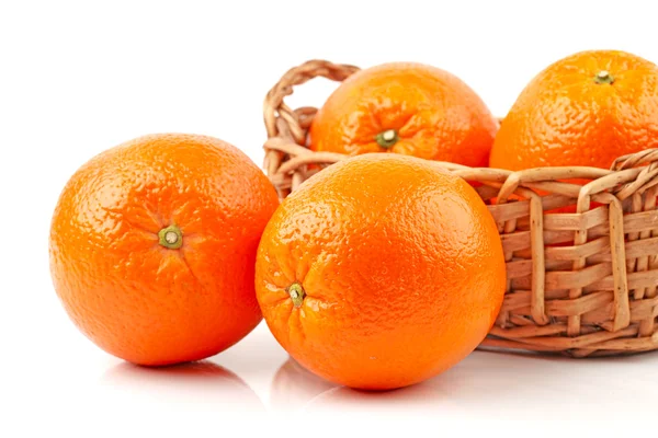 Pomerančové mandarinky nebo mandarinky ovoce izolované na bílém pozadí — Stock fotografie