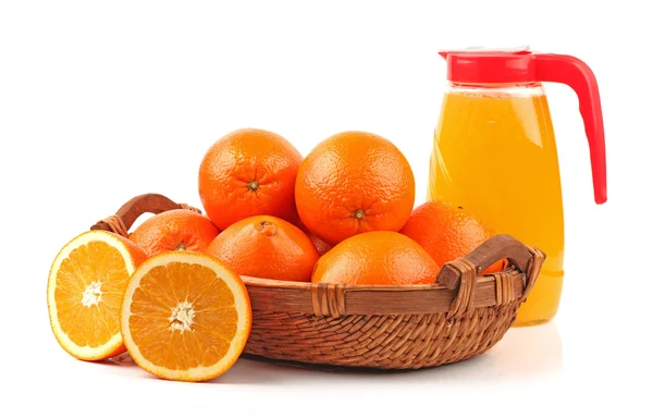 Vaso completo y jarra de jugo de naranja sobre fondo blanco —  Fotos de Stock