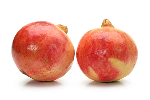 Ripe granaatappel fruit geïsoleerd op witte achtergrond — Stockfoto