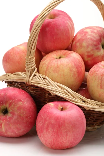 Manzanas en canasta sobre fondo blanco . — Foto de Stock