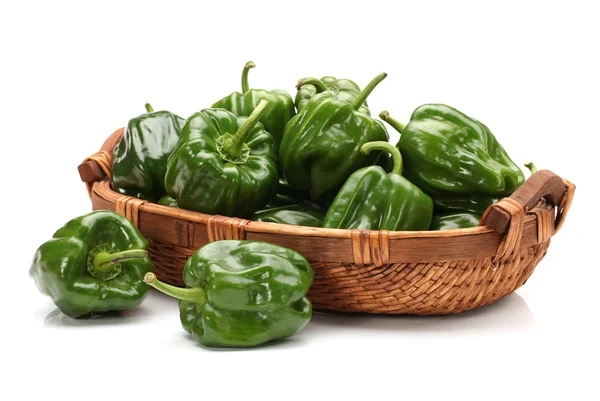 Frischer grüner Paprika (Paprika) auf weißem Hintergrund — Stockfoto