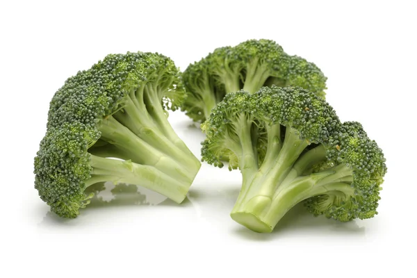 Brokoli beyaz arkaplanda izole edildi — Stok fotoğraf