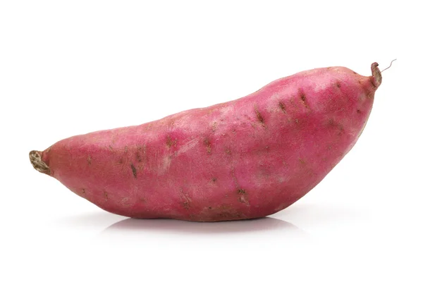 Sötpotatis på den vita bakgrunden — Stockfoto