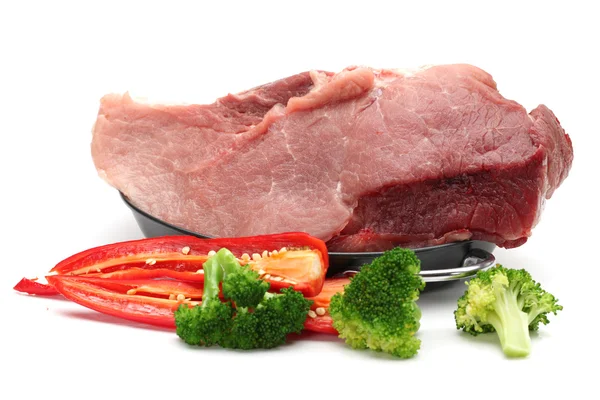 Rohes Schweinefleisch isoliert auf weißem Hintergrund — Stockfoto