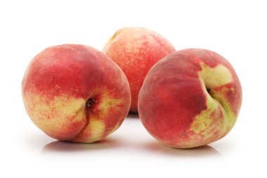 Beyaz arka planda olgun şeftali