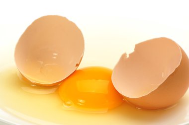 Kırık yumurta beyaz arka planda izole edilmiş.