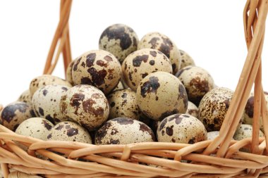 Beyaz arka planda bıldırcın yumurtaları