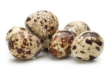 Beyaz arka planda bıldırcın yumurtaları