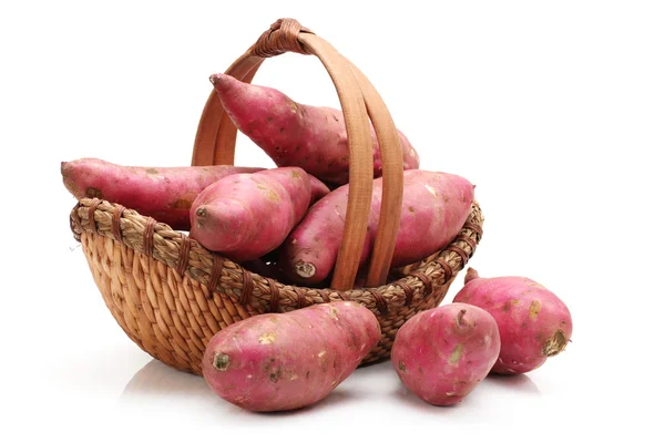 Sötpotatis på den vita bakgrunden — Stockfoto