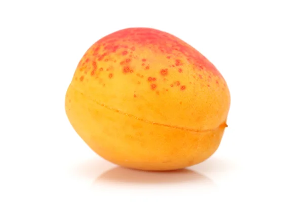 Zralé sladké Meruňka izolovaných na bílém — Stock fotografie