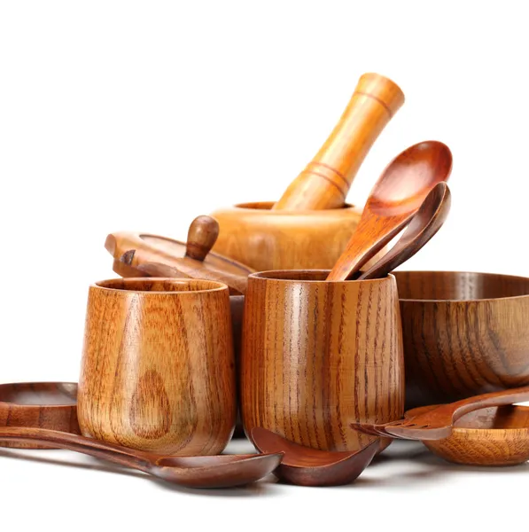 Dřevo řemesla (poháry, mísa, lžíce, naběračky) na bílém pozadí — Stock fotografie