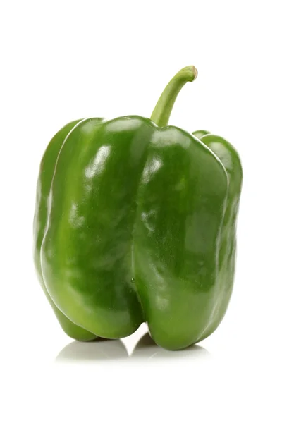Pimenta verde no fundo branco — Fotografia de Stock