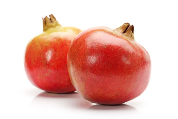 Reife Granatapfelfrüchte isoliert auf weißem Hintergrund — Stockfoto