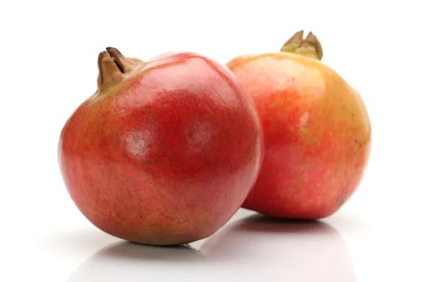 Ripe granaatappel fruit geïsoleerd op witte achtergrond — Stockfoto