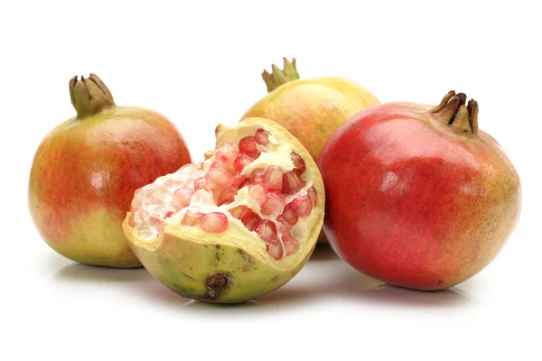 Fruta de romã madura isolada sobre fundo branco — Fotografia de Stock