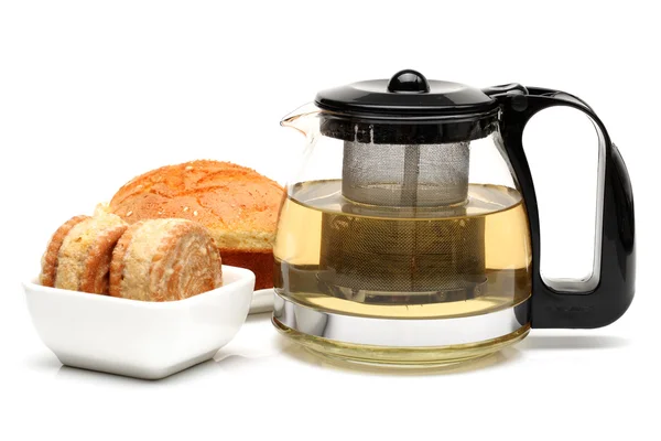 Bolo, xícara e bule de chá no fundo branco — Fotografia de Stock